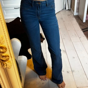 Blå bootcut jeans med hög midja - Superfina byxor ser ut som jeans men är gjorda i ett annat material (känns som tights)