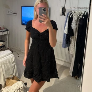 Svart kort klänning med öppen rygg - Supersöt svart kort klänning med knytning bak🥰