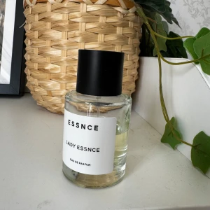 Lady Essnce Eau de Parfum - Se bild för exakt mängd. God doft men sträcker mig inte så ofta efter den så den får vandra vidare 🙂