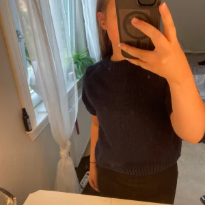 Mörkblå stickad tröja  - Mysig mörkblå stickad tröja med korta ärmar. Fint skick ❤️❤️