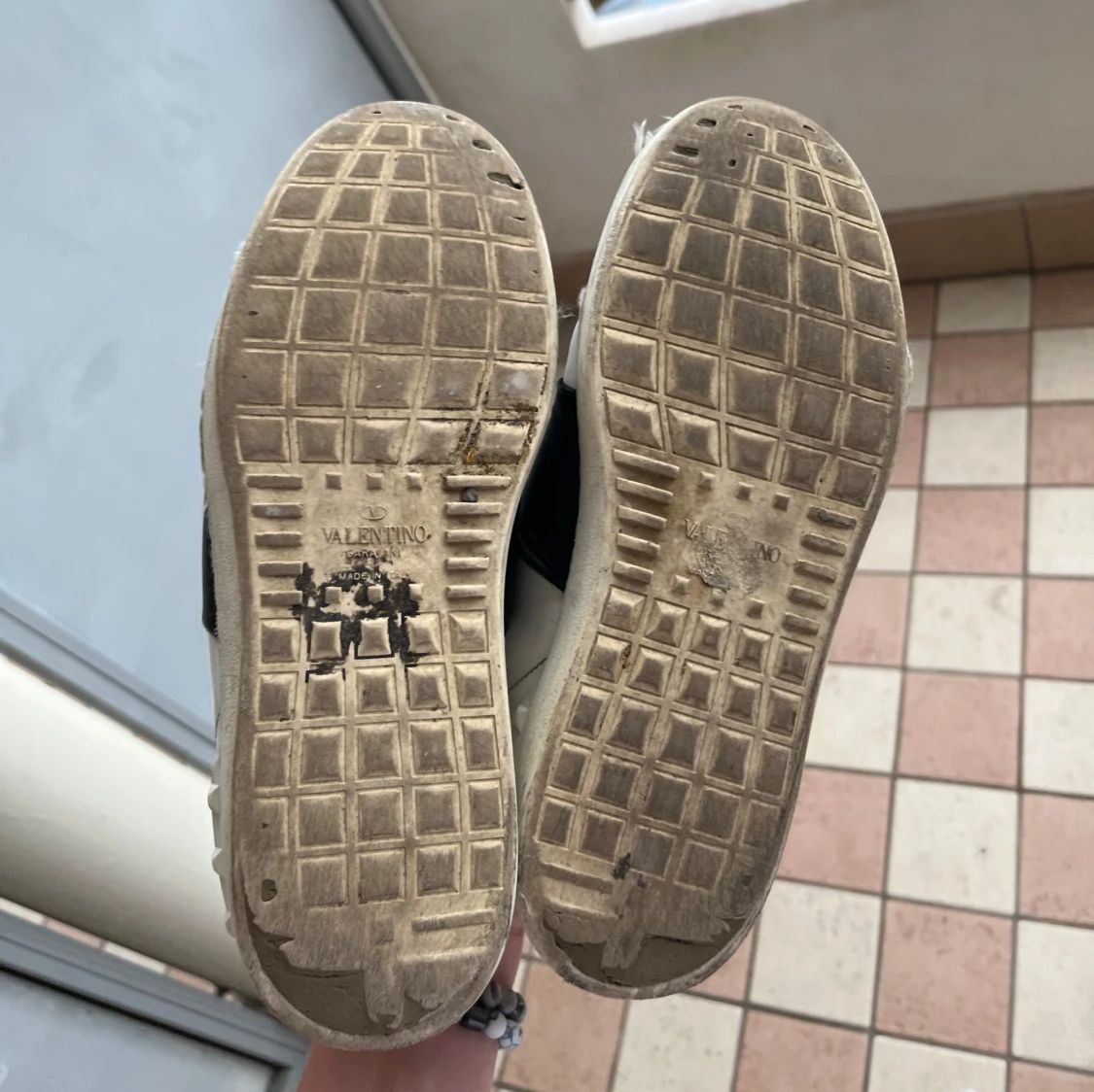 Valentino Garavani sneakers i vitt och svart - 4