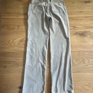 Beige juicy byxor - Säljer mina juicy byxor pga dom inte kommer till användning💞 storlek XS men passar S💞 Köpta för 1200