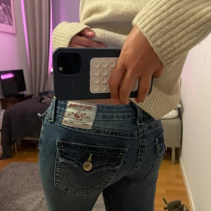 True Religion blå bootcut jeans - Snygga true religion jeans med lite gul aktig söm. Använt ca 5 gånger men är fortfarande i super bra skick med inga defekter eller så. Köpte för 1399kr på thernlunds i butik. 🩷
