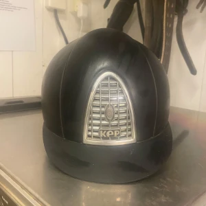 ridhjälm KEP cromo - KEP ridhjälm, storlek M, liner 55. Har en del repor samt sminkfläckar i därav det billiga priset. Dock ej avramlad i!