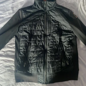 Para Jumper Cardigan  - Säljes då jag vill köpa nytt, finns defekter. 6/10 skick!  Pris diskuteras! Vid Intresse kan fler bilder skickas och pris kan diskuteras. 