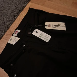 Svarta Pearson 405 regular fit jeans - Svarta jeans från Pearson, modell 405 regular fit. Klassisk femficksdesign, raka ben och normal passform. Tillverkade i bomull med OEKO-TEX certifiering och BCI-bomull. Snygg, stilren look som funkar till det mesta.
