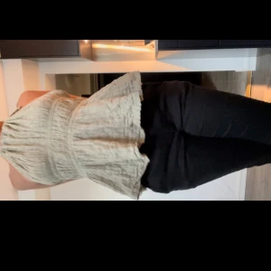 Grön omlott halterneck linnetopp - Supersnygg grön topp med halterneck och omlottknytning i ryggen. Toppen har en luftig, lätt rynkad struktur och knyts med smala band i ryggen för en öppen look. Perfekt för varma dagar och ger en trendig vibe.💗Ny!!