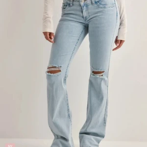 Ljusblå bootcut jeans - Säljer ett par ljusblå bootcut jeans från Nelly med hål pga dom inte kommer till användning, storlek 36 💞 Nypris 700 💞