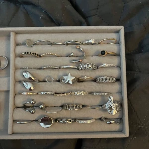 Mix av silvriga ringar med olika former - Ringar i olika storlekar, de är i bra skick o aldrig använda. Skriv först vilka du är intresserad av💕