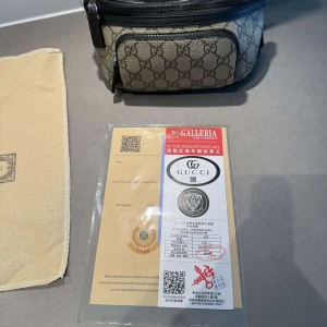 Gucci beige GG axelväska - Säljer en snygg beige axelväska från Gucci med klassiskt GG-mönster över hela väskan. Väskan har svarta detaljer i skinn, dragkedja upptill och ett extra fack framtill. Perfekt storlek för det viktigaste och riktigt trendig design.