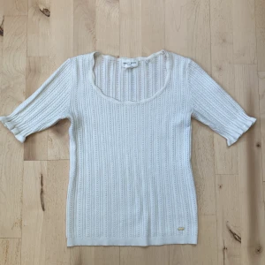 Vit stickad topp Holly & Whyte - Vit stickad topp från Holly & Whyte by Lindex. Medellånga ärmar och urringad nacke🪽