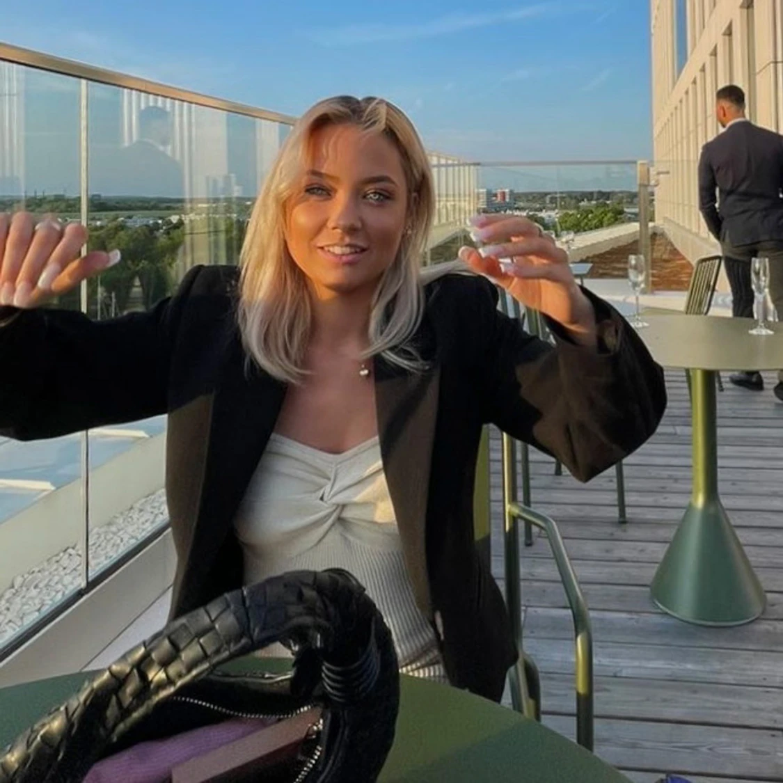 Ljusbeige, lång bandeauklänning - 1