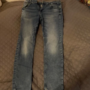 Blå slim jeans Only & Sons W33 L32 - Säljer ett par blå slim fit jeans från Only & Sons i modellen Loom. Jeansen har klassisk femficksdesign, dragkedjegylf och snygga slitningar framtill. Perfekta för dig som gillar en smalare passform och stilren look. Den har bara använt 1-2 gånger.