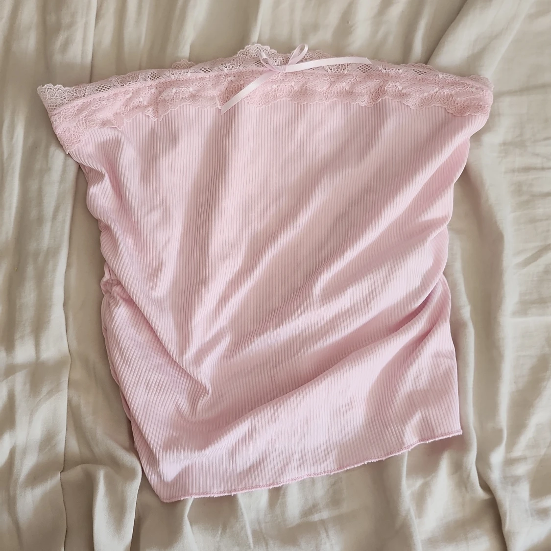 Ljusrosa ribbad tubtopp med spets