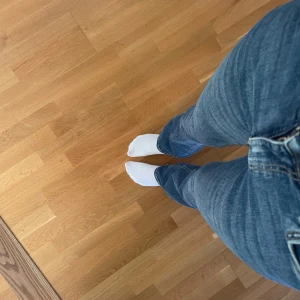 Bootcut jeans  - Jättesnygga blå bootcut jeans från Gina Tricot. Välanvända men inga defekter eller liknande. Säljer då jag har massa jeans o inte använder dessa, midwaist. Hör av er för fler bilder ❤️