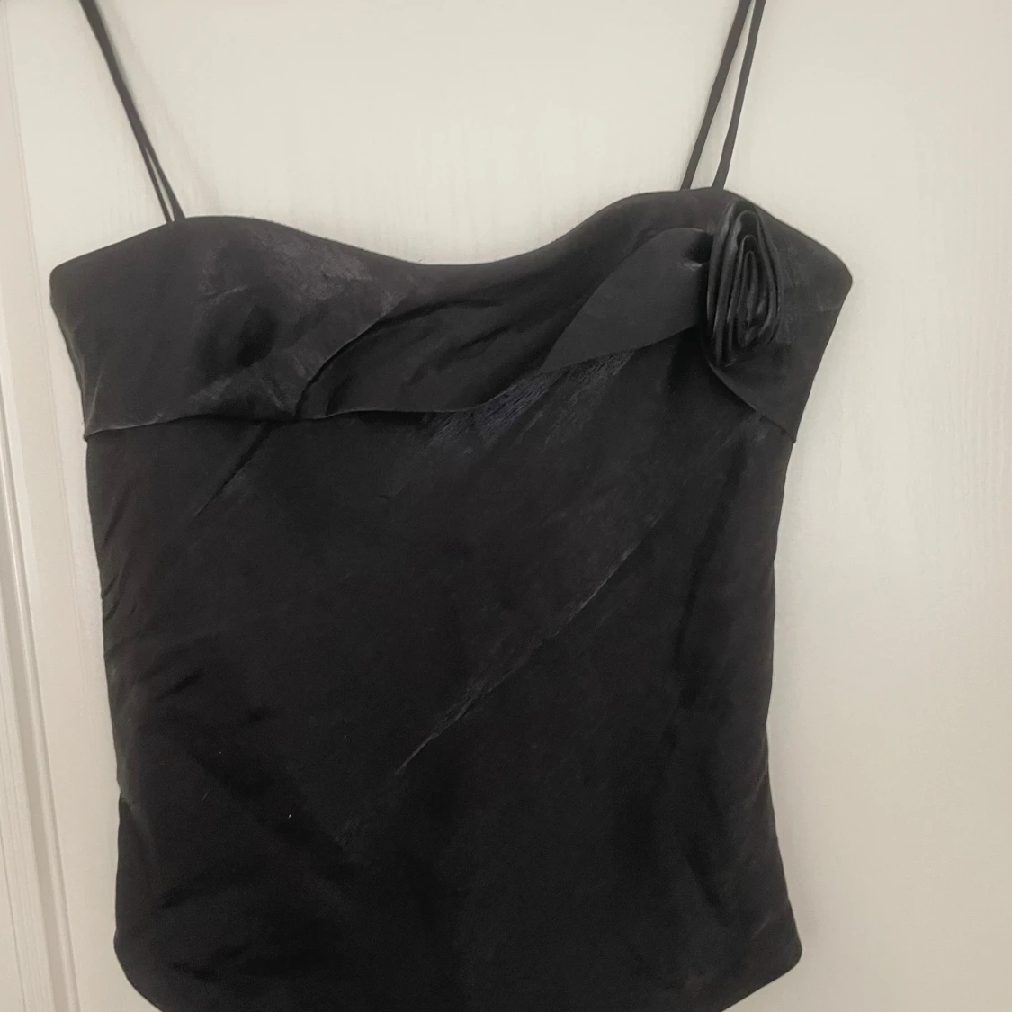 Svart linne med en rosdetalj - 2