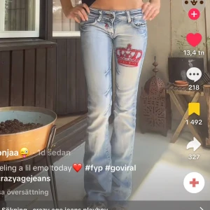 SÖKER! Crazy age - I typ XS/S! Kan betala vad som helst. Spelar ingen roll vilken färg bara det är kronor på backfickorna och en krona på frambenet!!