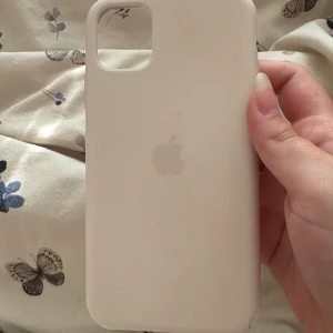 Vit iPhone 11 skal - Väldigt söt iPhone skal frän Apple till en iPhone 11. Năgra skador men funkar precis som ett vanligt skal