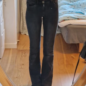 Svart Midwaist Bootcut Jeans  - Den är använd mest i början som varade typ ett år och säljer nu för att den inte har använts på senaste året. Den är svart, midwaist och det står flare men det är inte mycket så jag skulle säga att det är bootcut (tredje bilden). Storleken står att den är XS och 32 (fjärde bilden) men den passar mig som är S i storlek. En defekt är att den är lite sliten på insidan av midjebandet (sista bilden). Jag säljer en likadan på min sida i mörkblå om du hellre vill ha det!