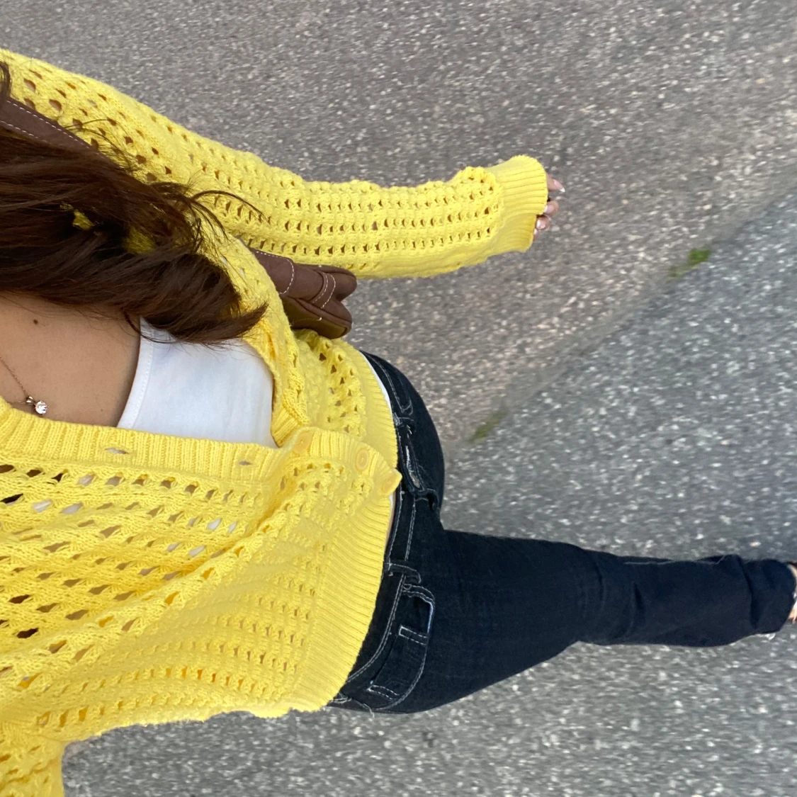 Gul stickad kofta med knappar - 1