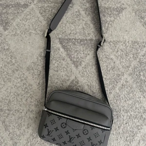 Lv väska - Hej säljer min lv bag. Nästan helt ny. Priset kan diskuteras 