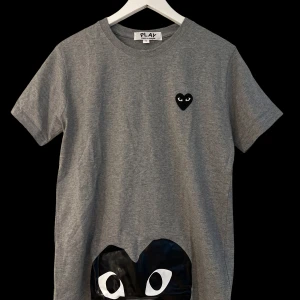 Grå CDG t-shirt  - Grå CDG t shirt. Storlek M men passar S/XS bättre. Jättebra skick, köpte på NK för 1100, CDG plastpåse ingår och pris går att diskuteras // VTCLOSET 