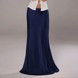 Marinblå långkjol i satin - Supersnygg och helt ny marinblå långkjol med super fin passform. Enkel och stilren design utan mönster eller extra detaljer