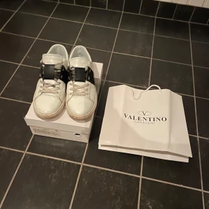 Valentino skor - Äkta Valentino skor i bra skick. Den ända defekten är att skorna är smutsiga. Detta är enkelt att plocka bort. Alla tillbehör följer med.