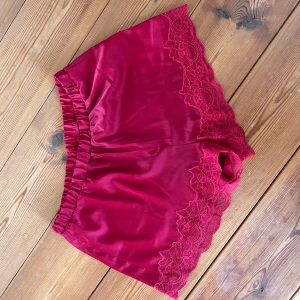 Röda pyjamasshorts  - Använda ett fåtal gånger. Lappen är bortklippt men om jag kommer ihåg rätt så är det från Lindex och i storlek s-m