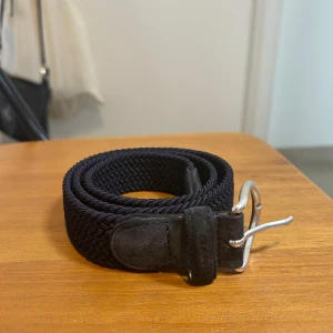 Svart flätat bälte från GANT - Jag säljer mitt flätade bälte från Gant pga att bältet börjar bli för litet. Bältet är i bra skick 9/10 skulle jag säga. Ny pris 850kr mitt pris 350kr Om ni har några frågor är det bara att skriva!