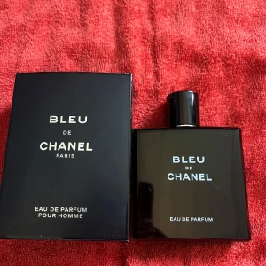 Bleu de Chanel Eau de Parfum 100ml - Bleu de Chanel Eau de Parfum för herr, 100 ml. Flaskan är elegant och fyrkantig i svart glas med silverdetaljer och tydlig logga. Kommer med originalkartong i matchande svart design. En ikonisk och modern doft från Chanel.