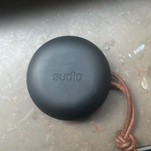 Sudio hörlurar - De är ganska bra och deras laddare är för usb, jag köpte de för 1000kr jätte bra skick,PRIS KAN DISKUTERAS 