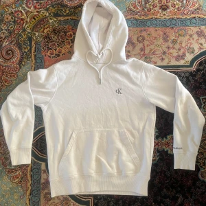 Vit hoodie från Calvin Klein Jeans - Vit Calvin Klein hoodie bra skick