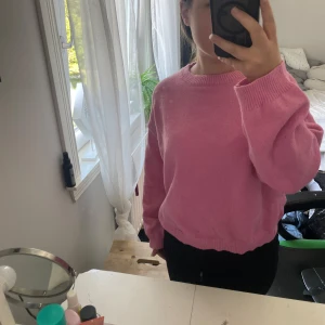 Rosa stickad tröja  - Mysig rosa stickad tröja med rund halsringning och ribbade muddar vid ärmslut och nederkant. Väldigt bra skick ❤️