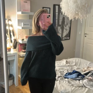 Mörkgrön offshoulder stickad tröja H&M - En mörkgrön offshoulder tröja från Hm som är i väldigt bra skick som används få tal gånger, den är stor i storleken så passar även som S💓