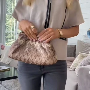 Beck söndergaard clutch  - Så snygg och oanvänd av mig, finns inte heller o köpa längre🫶