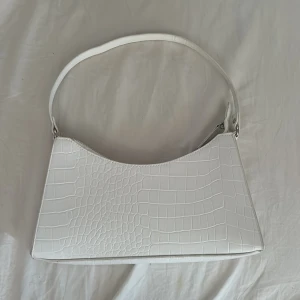 Vit axelväska från Bik Bok - Snygg vit axelväska från Bik Bok som jag säljer eftersom att den inte kommer till användning💓 Pris kan diskuteras