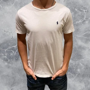Ralph Lauren T-shirt Vit - •Ralph Lauren T-shirt vit. Skick: 8/10, Inga skador! Storlek: 14/16 yrs = strl XS. Modell: 173 cm, 63 kg. Authentic: ✅. Hör av dig vid frågor eller funderingar. Mvh Hessler’s;) 