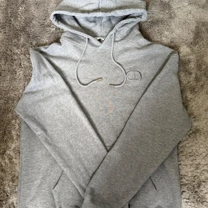 CD Hoodie  - CD Hoodie – aldrig använd & i perfekt skick! 📏 Storlek S (passar även M tack vare relaxed fit) 🎨 Färg: Stilren grå ✨ Aldrig använd – helt ny med dags som ej är med i bilden! Diskret broderad CD-logga på bröstet för en clean och exklusiv look. Tjock, mjuk och riktigt skön hoodie – perfekt till vardags, chill eller streetwear.  🔥 Populär modell – svår att få tag på 💬 Priset är förhandlingsbart – skicka gärna ett bud 📦 Skickas snabbt & säkert 