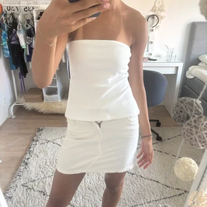 Vit jeans kjol - Jag säljer en jättefin jeans kjol från kapphal tror jag. Märket är lab industries. Jag säljer den för att den är för liten! Den sitter som Xxs-xs ungefär❤️