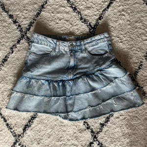 Volang kjol - Super fin volang jeans kjol från Gina Tricot 💕Köpt förra sommaren, säljer då den inte kommer till användning