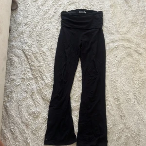 Svarta yoga pants bootcut byxor  - Svarta yoga pants. Snyggt stretchigt material som sitter skönt och formar sig efter kroppen. Perfekta för en chill och trendig look.