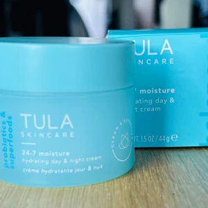 24-7 moisture hydrating day & night cream från TULA Skincare! - 24-7 moisture hydrating day & night cream från TULA Skincare är "It girl" bland återfuktande krämer. Denna lätta, icke-feta men ändå närande kräm är kliniskt bevisad att ge återfuktning hela dagen. 44 g. Ny med kartong.