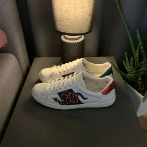 Gucci ace snake - Säljer dessa Gucci ace snake i super bra skick💞