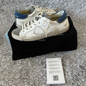 Philippe Model Sneakers - Säljer ett par sköna Philippe Models! | Fint skick förekommer mindre tecken på användning men det mesta är slitningar från fabrik! | Storlek 40 kan passa lite större! | Kommer med alla orginal tillbehör! | Ställ gärna frågor innan du köper!