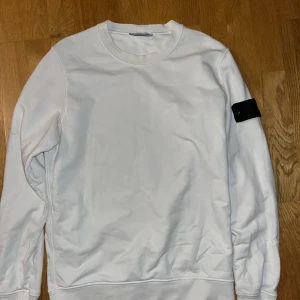 Exklusive sweatshirt från Stone Island - Exklusive sweatshirt från Stone Island med svart hel svart patch. Perfekt för matchdag🤝