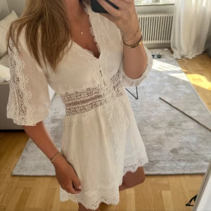Vit klänning med spets, Zara - Säljer denna fina klänning från Zara, vit med spets.  Mycket fint skick, ny med prislapp! 