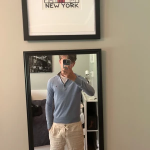 Ljusblå Morris Half Zip - Snygg tröja i merino ull, jag på bilden är 175 lång och väger 65! Säljer pga att jag vuxit ur den och jag skulle säga att den passar bäst om du är runt 165-170, den är storlek xs, nypris mellan 1600-1900. om ni har frågor är det bara att höra av sig! Mvh 