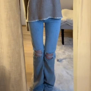 Populära Nelly jeans  - Så fina, lågmidjade med rosa brodyr bak. 💖 Något slitna längst ner på jeansen då dom släpat i backen, är på semester just nu så har tyvärr ingen bild, men om nödvändigt fixar jag så snart jag kan!