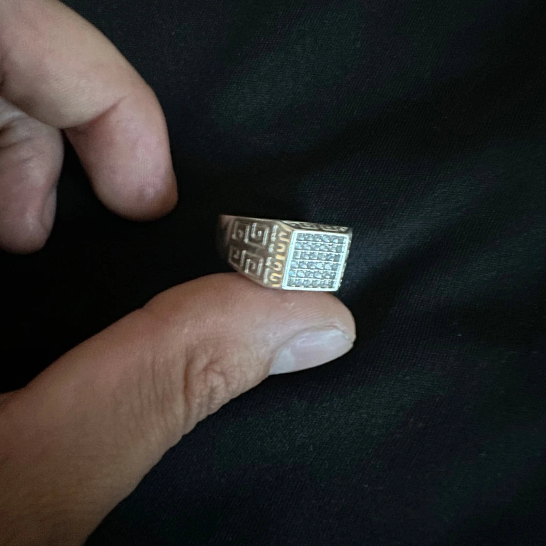 Silverring med mönster och stenar - 1